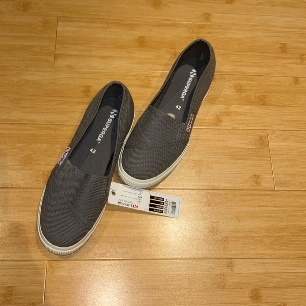 NWT 🏷️ UNWORN women’s superga shoe